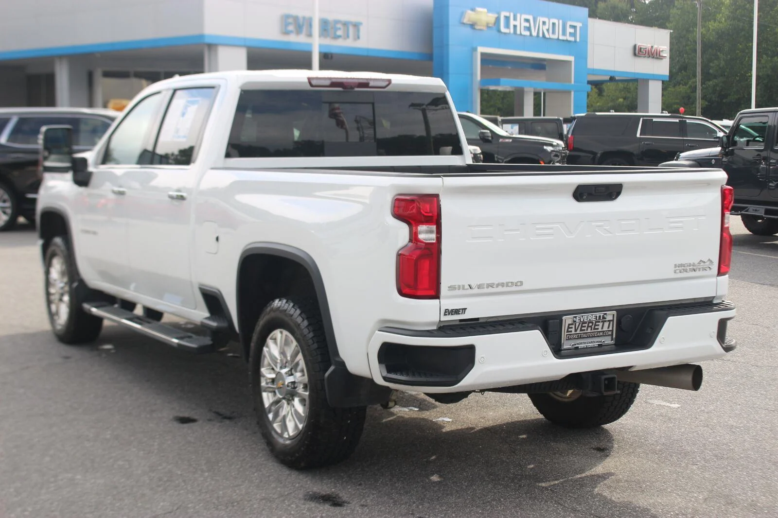 Used 2023 SUMMIT WHITE Chevrolet High Country image 5