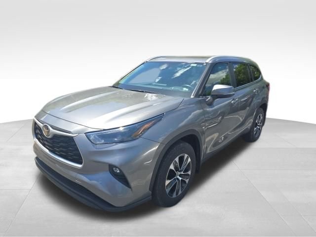 Used 2025 Heavy Metal Toyota XLE image 2