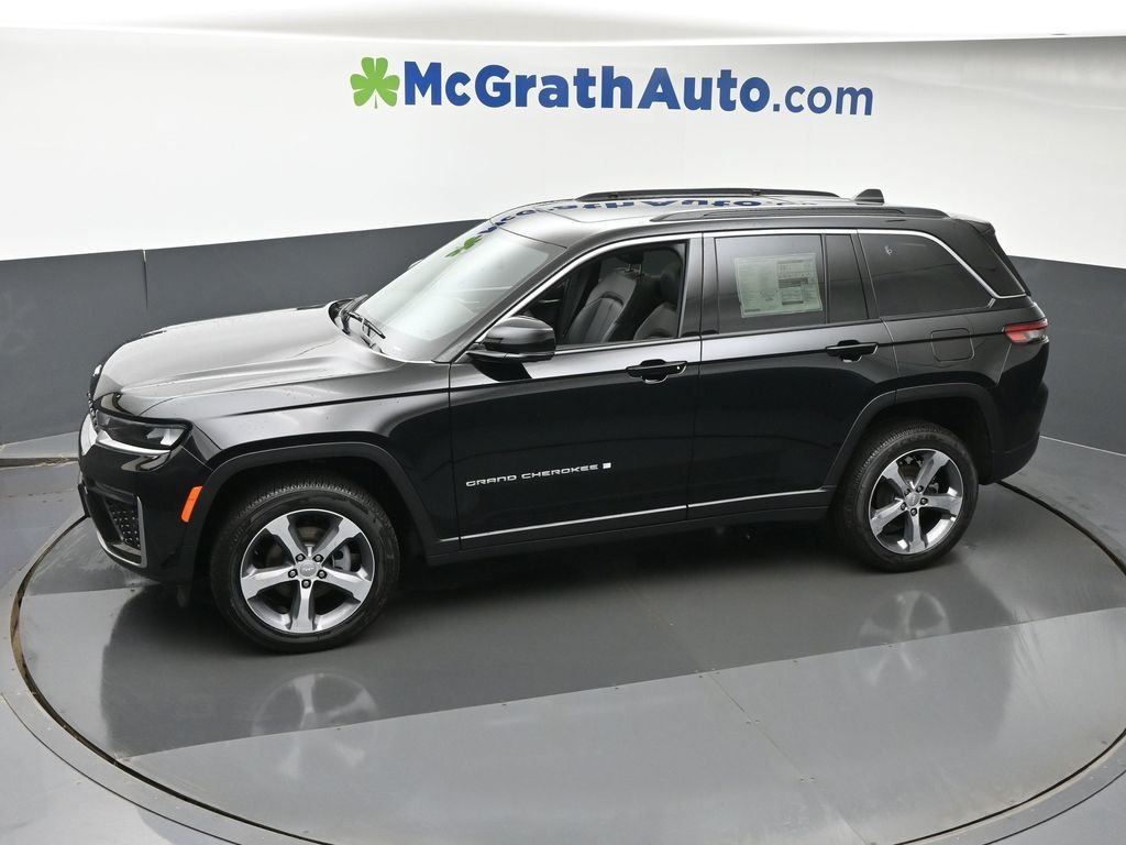 New 2026 Diamond Black Crystal Pearl-Coat Exterior Paint Jeep Limited image 30