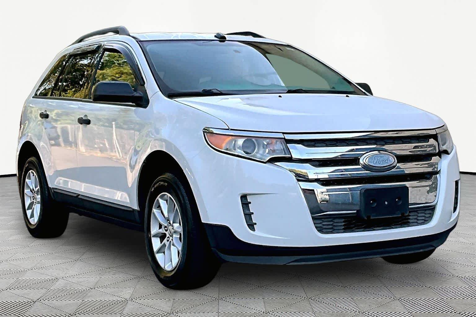 Used 2013 White Suede Ford SE image 3
