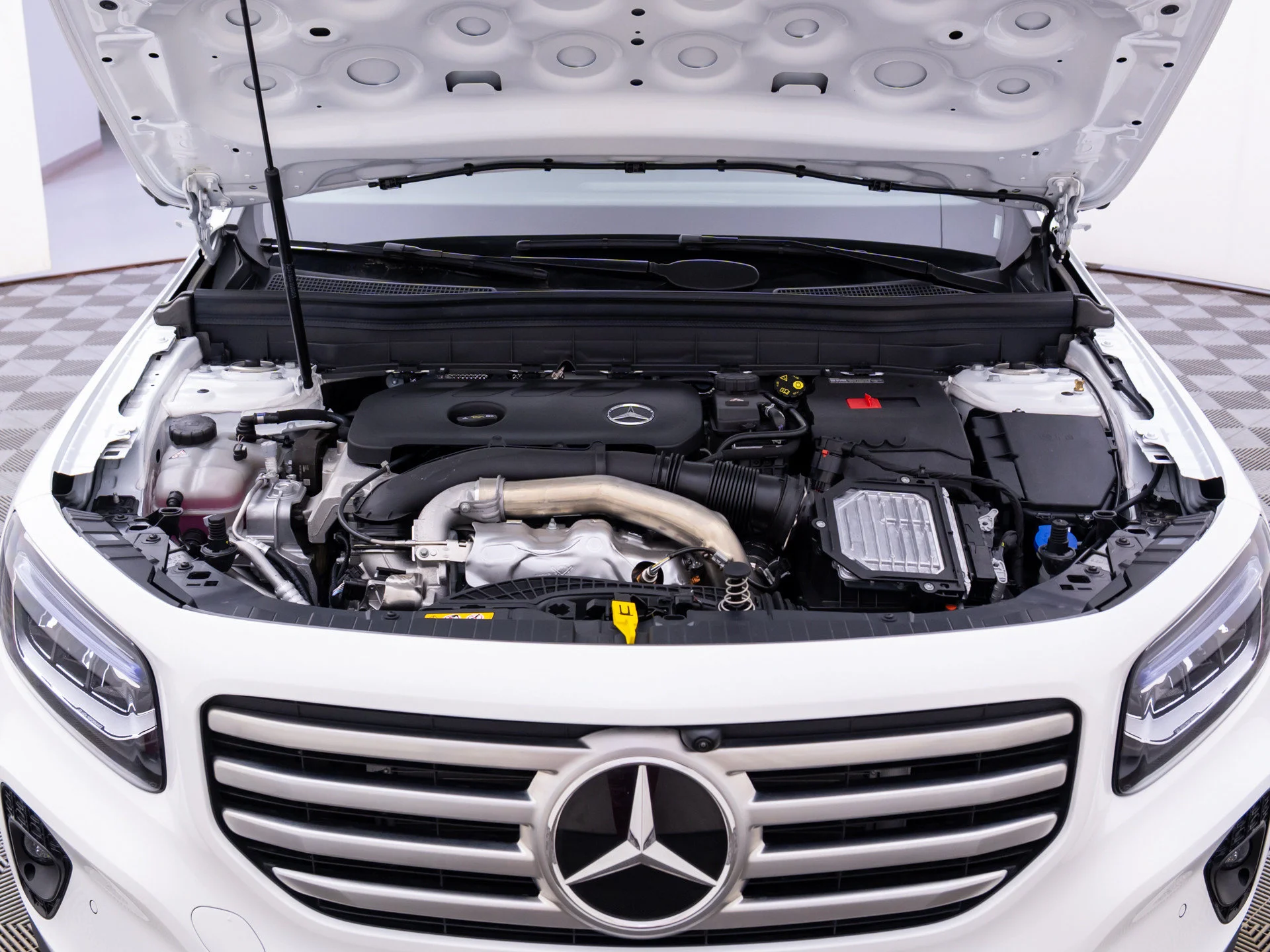 New 2026 White Mercedes-Benz GLB 250 image 28