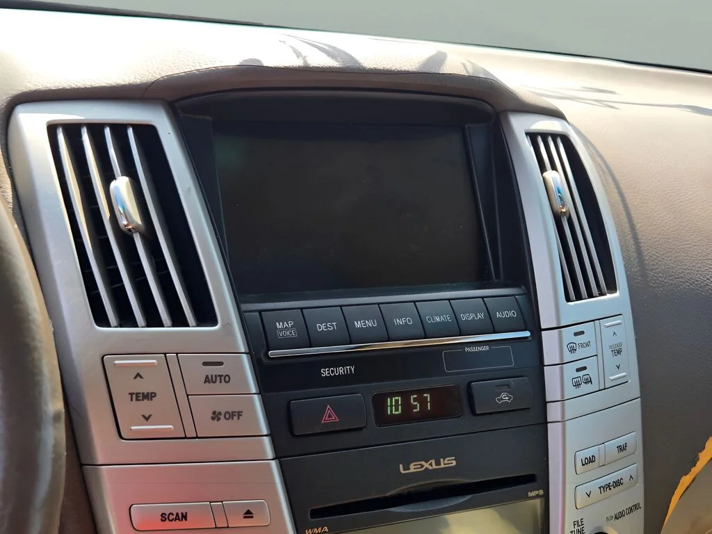 Used 2007 White Lexus 350 image 25