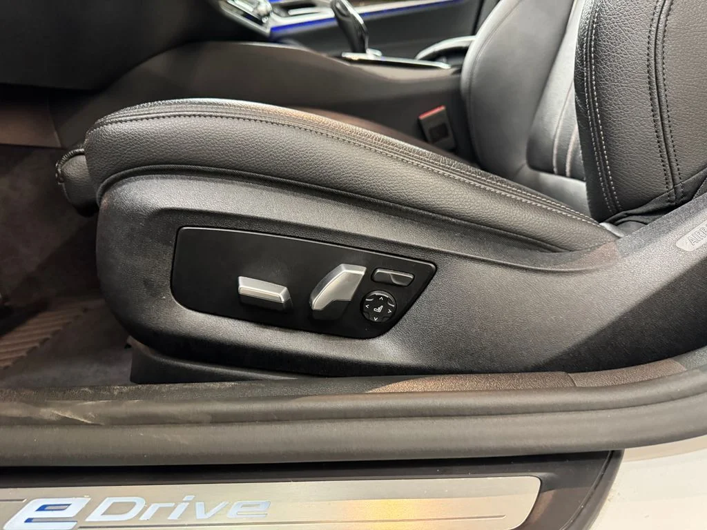 Used 2019 White BMW 530e iPerformance image 14