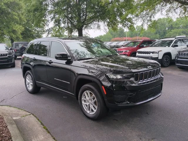 New 2026 Diamond Black Crystal Pearl-Coat Exterior Paint Jeep Laredo X image 7