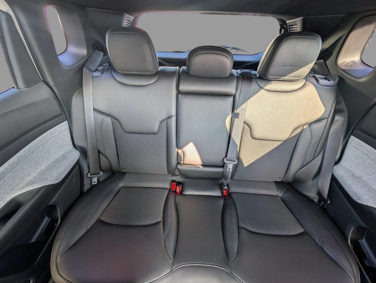 Used 2025 Bright White Clearcoat Jeep Latitude image 30