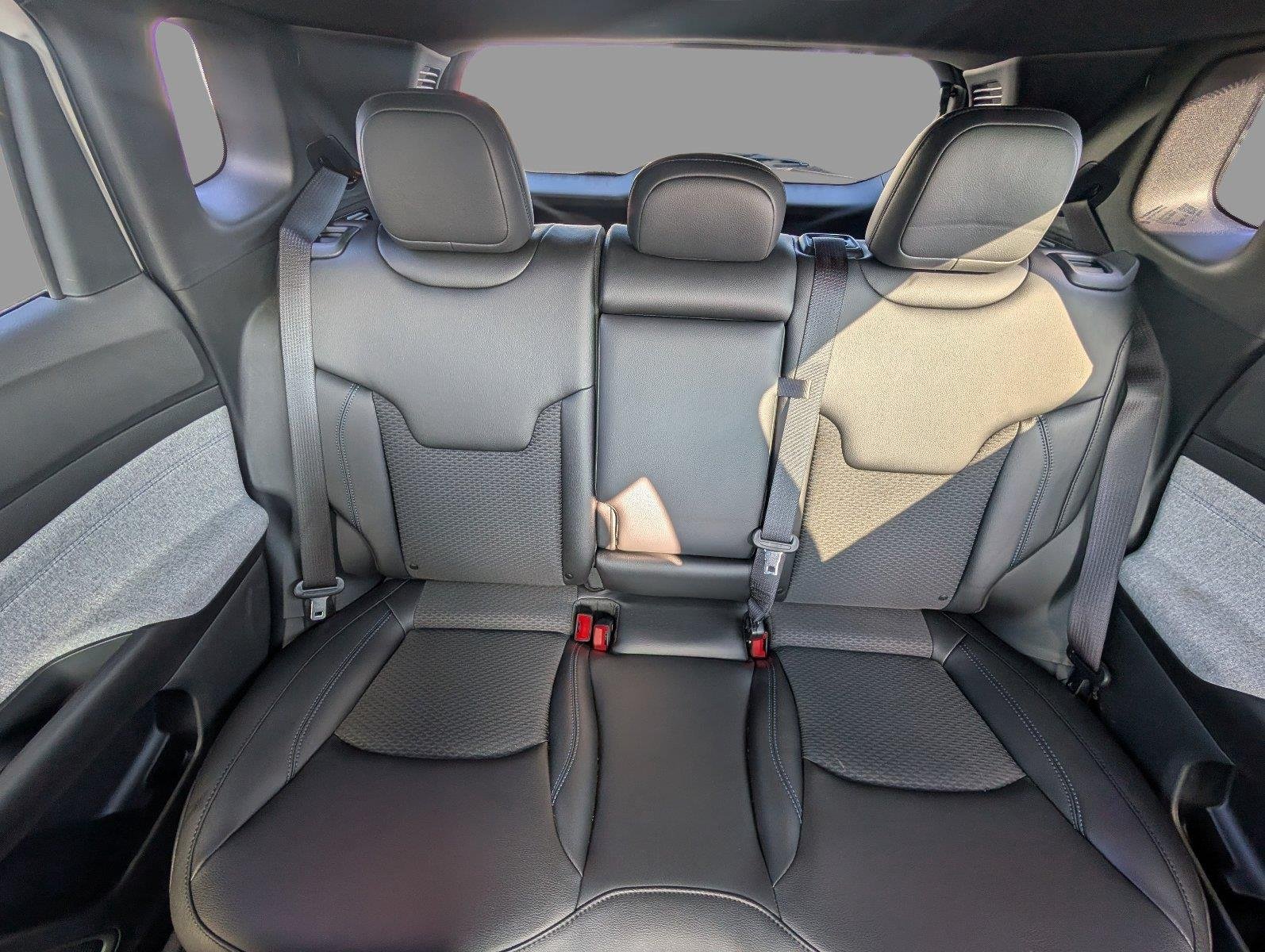 Used 2025 Bright White Clearcoat Jeep Latitude image 30