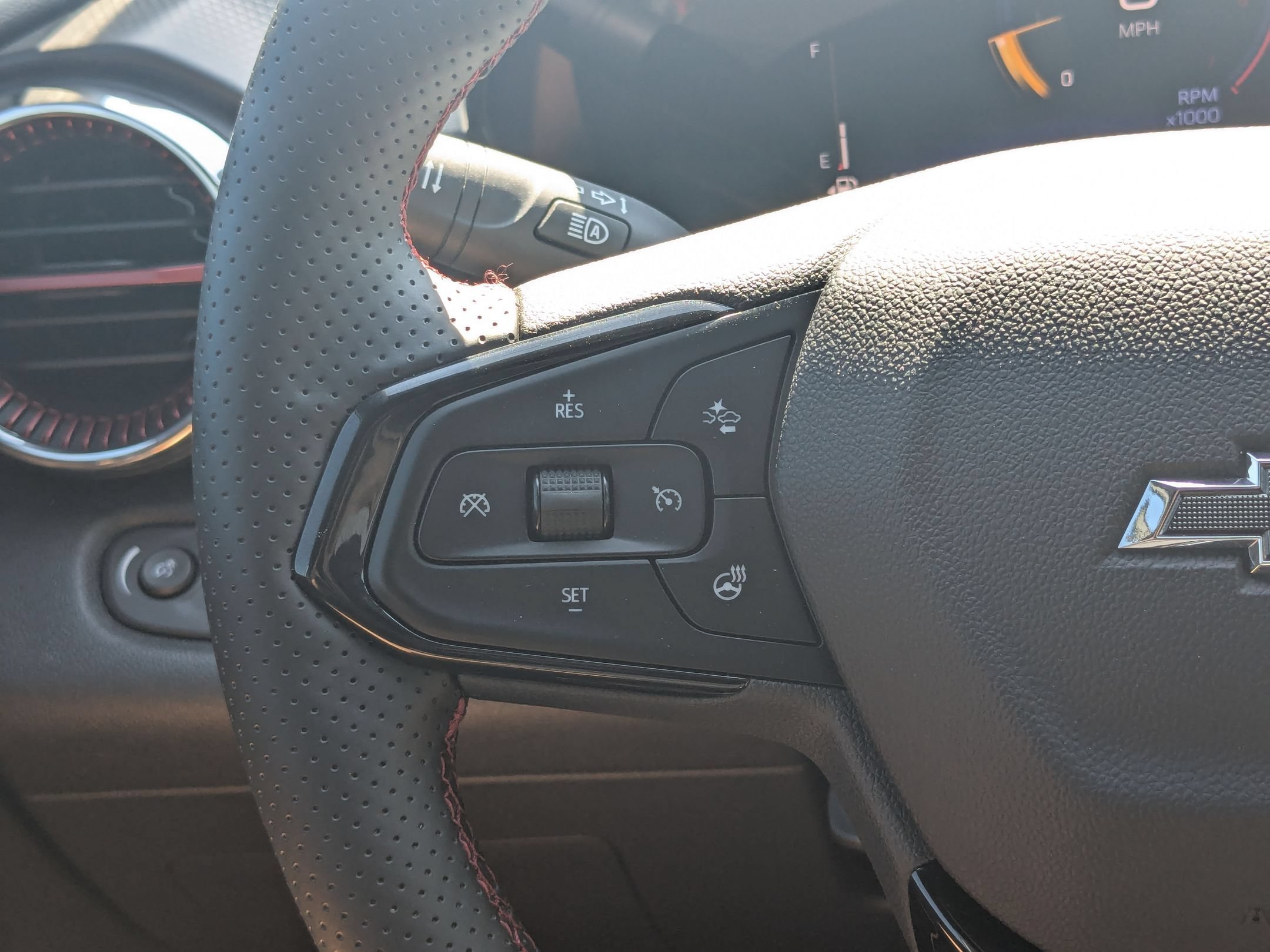 Used 2025 Summit White Chevrolet 2RS image 18
