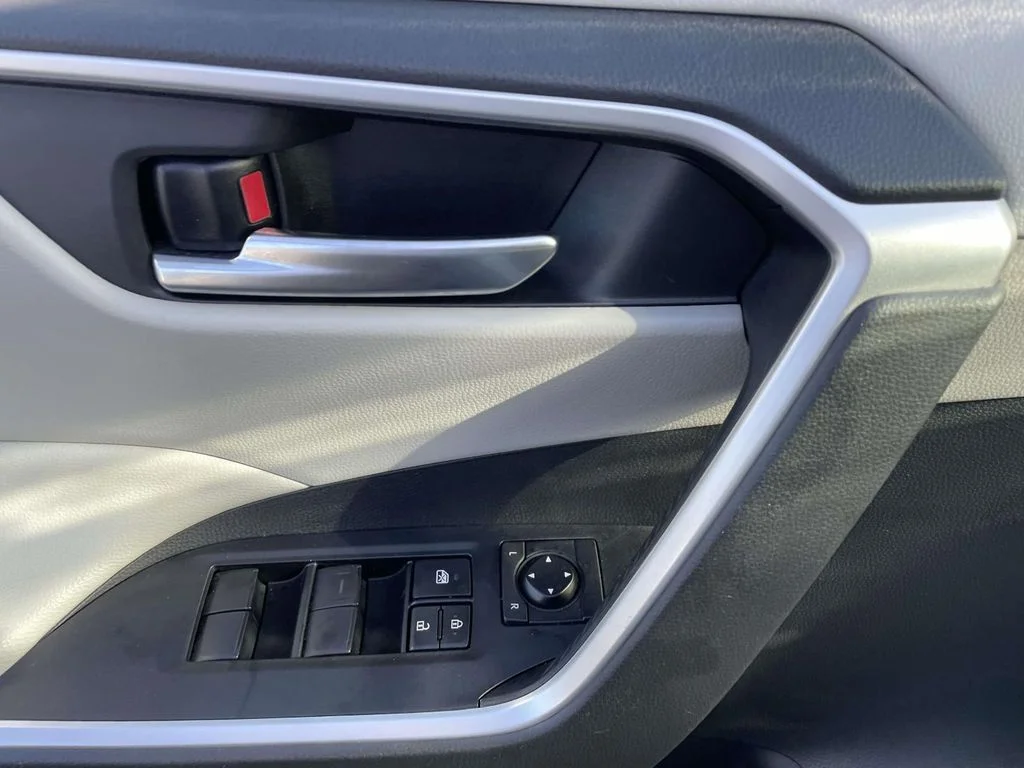 Used 2021  Toyota XLE image 18