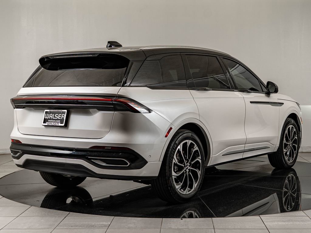 Used 2024 White Platinum Clearcoat Metallic Lincoln Reserve image 5