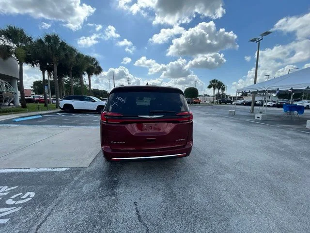 Used 2023  Chrysler Limited image 4