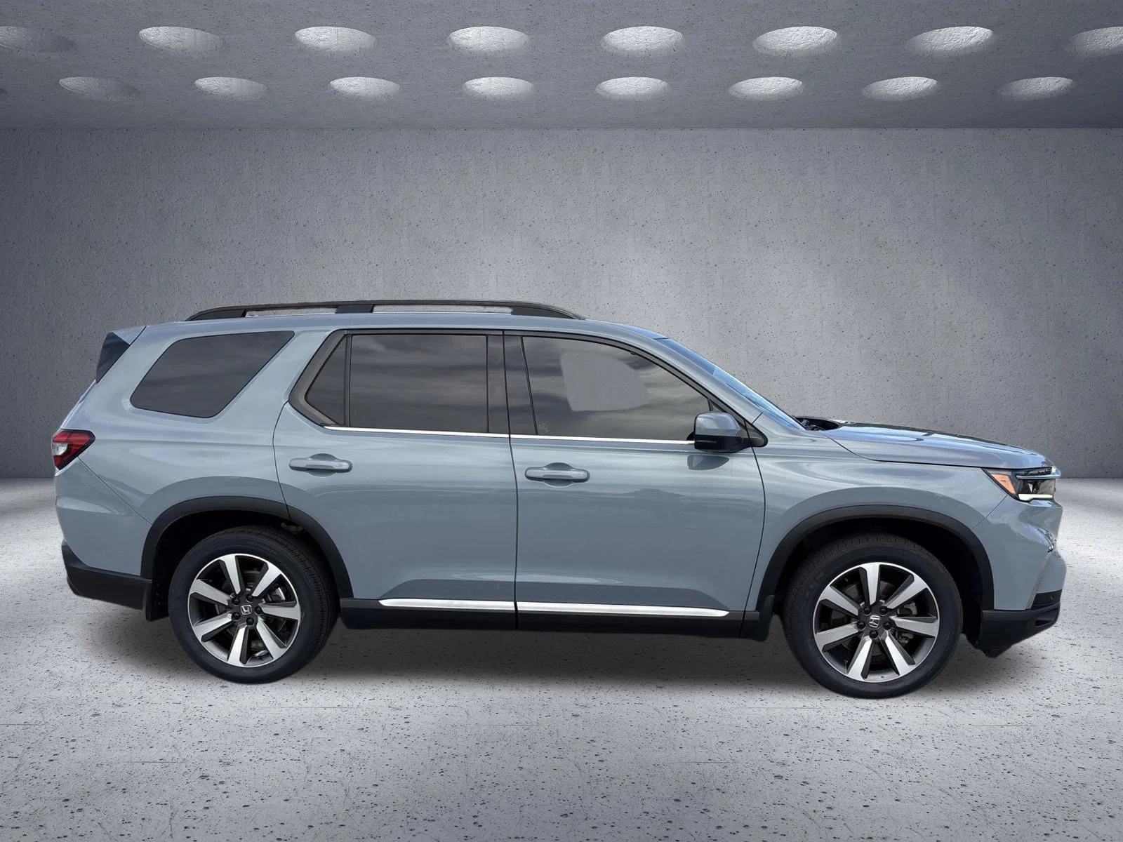 Used 2024 Sonic Gray Pearl Honda Touring image 4