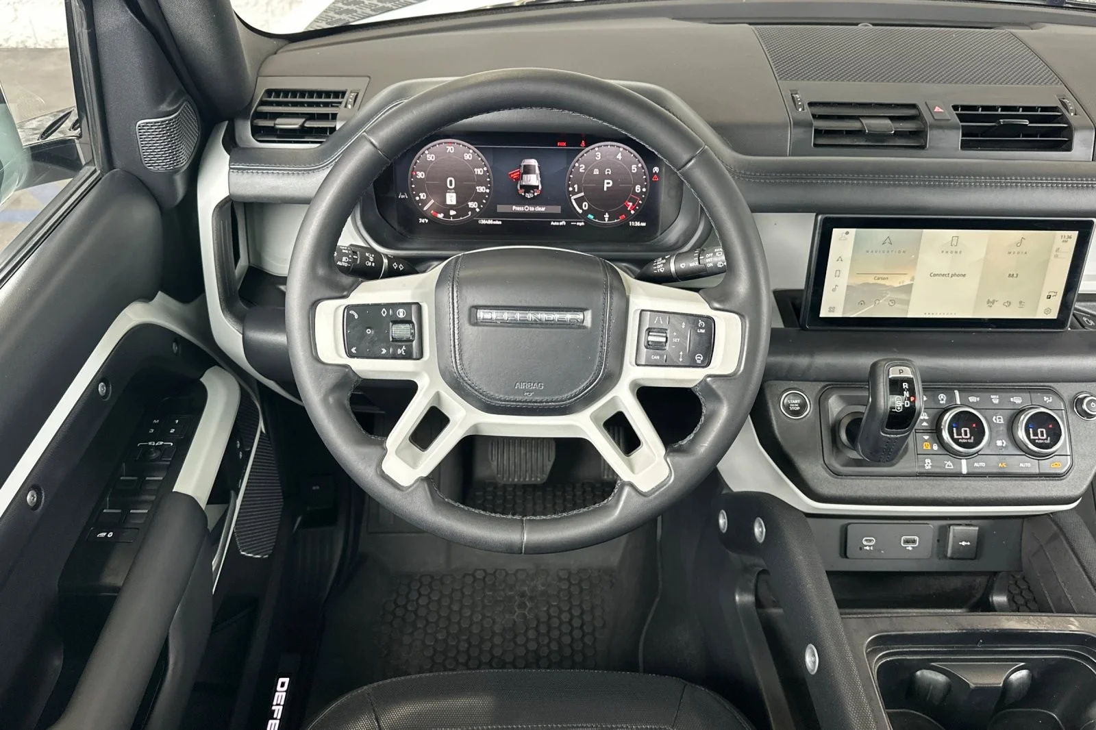 Used 2024 Fuji White Land Rover X-Dynamic SE image 13