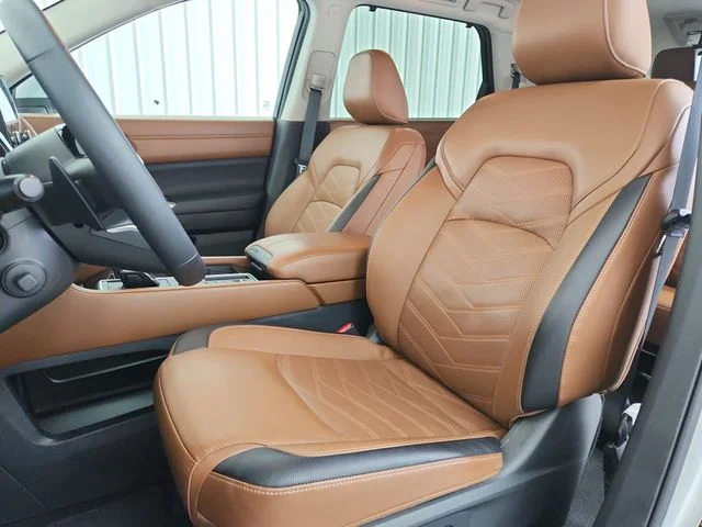 Used 2025 Silver Nissan Platinum image 19