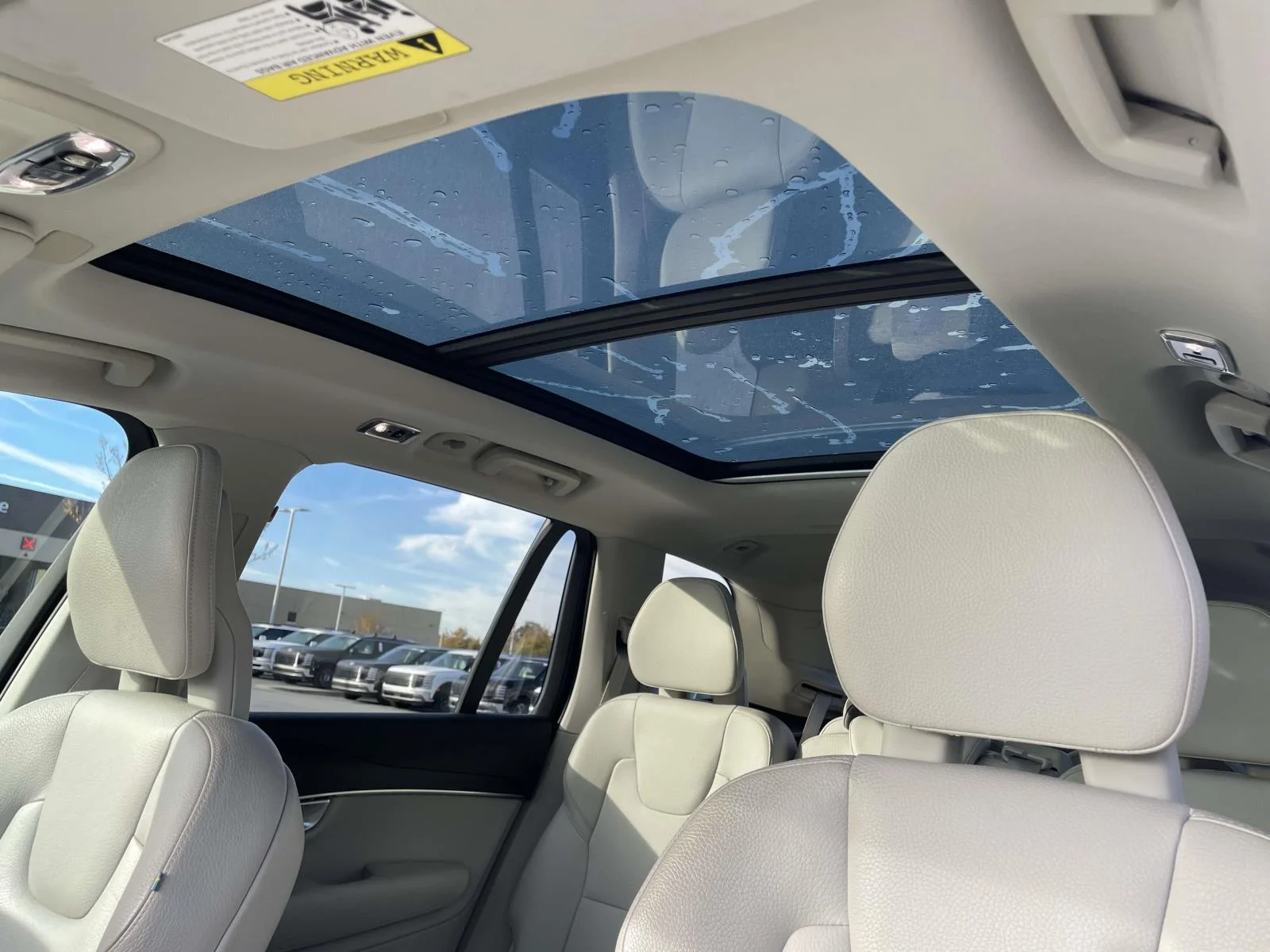 Used 2020 Denim Blue Metallic Volvo Momentum image 9