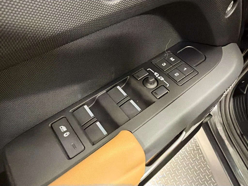 Certified Used 2024  Land Rover X-Dynamic SE image 19