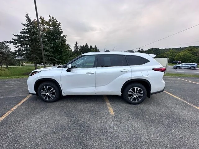 Used 2023 Off-white Toyota XLE image 6