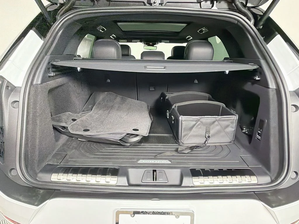 New 2026 Fuji White Land Rover Dynamic SE image 28