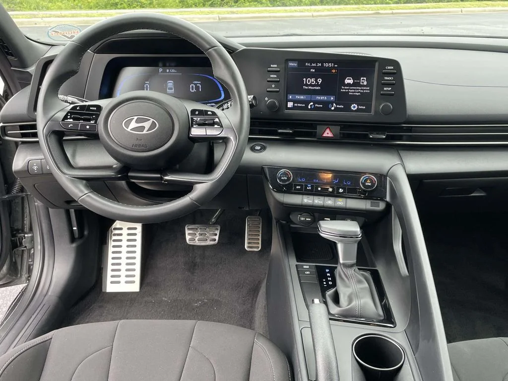 Used 2025 Amazon Gray Hyundai SEL Sport image 4