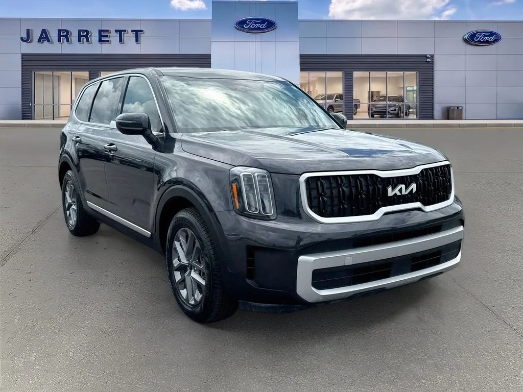 Certified Used 2025 Gray Kia LX image 1