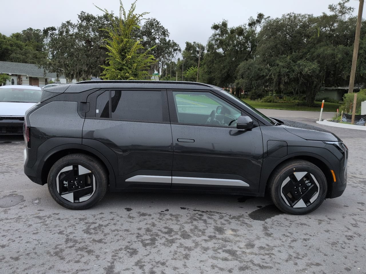 New 2027 Interstellar Gray Kia Wind image 3