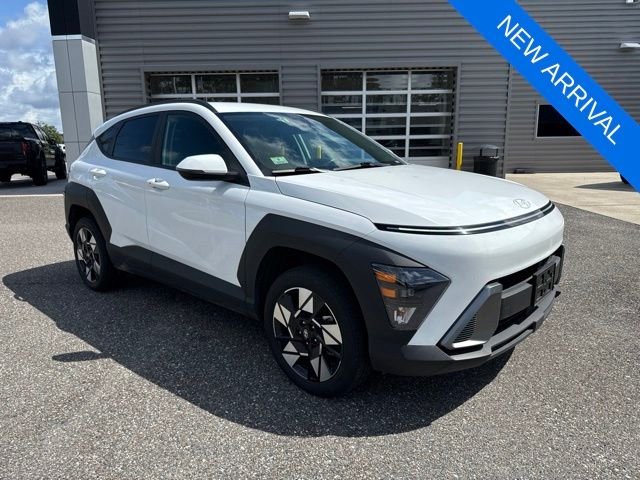 Used 2024 White Hyundai SEL image 1