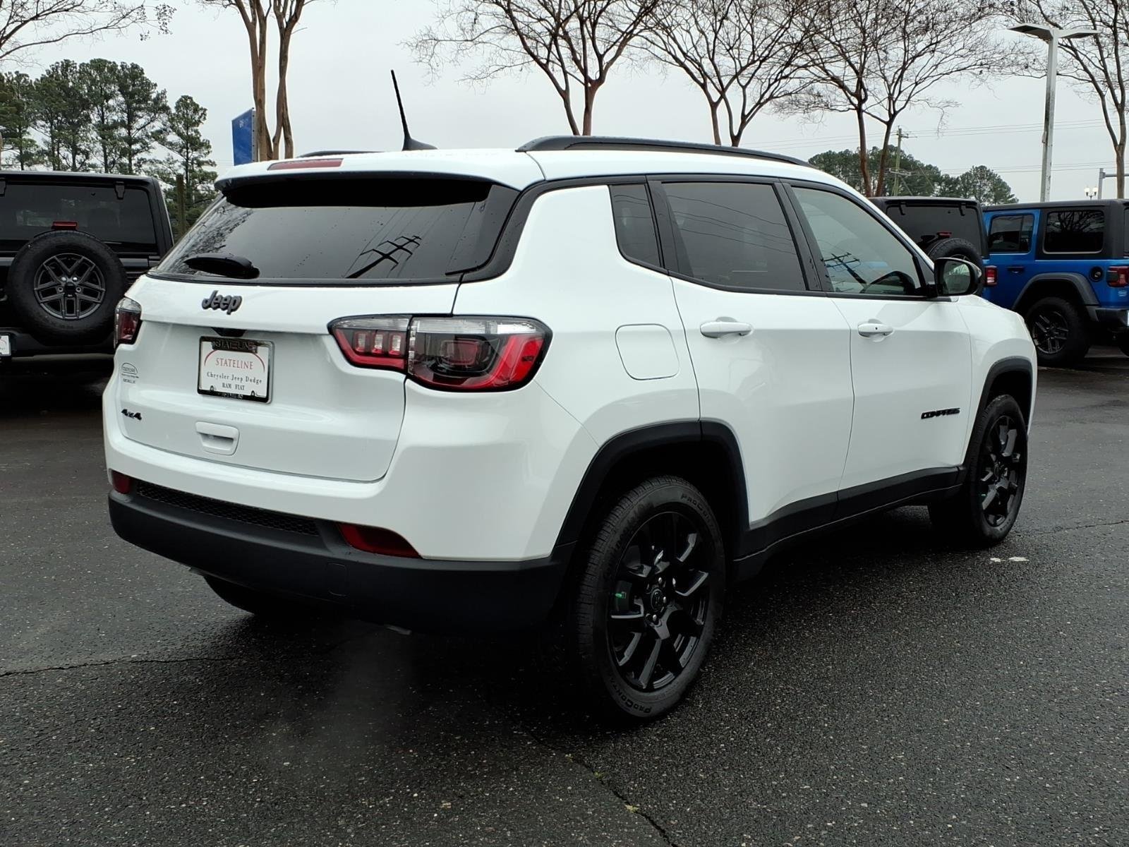 New 2026 Bright White Clearcoat Jeep Latitude Altitude image 17