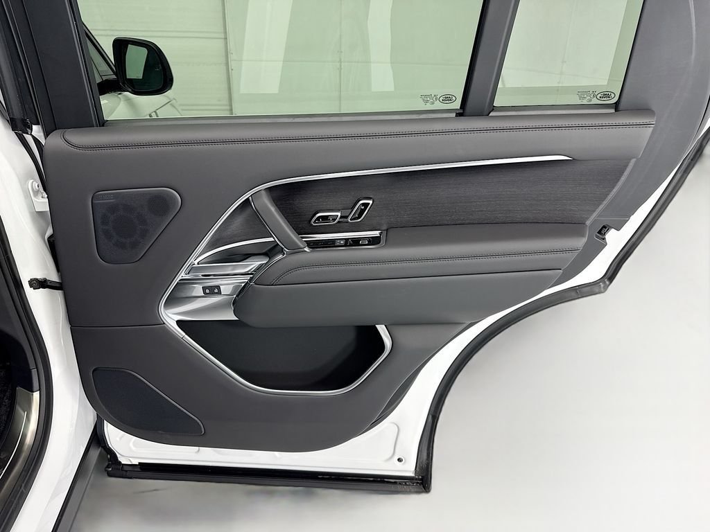 New 2026 Ostuni Pearl White Land Rover SE image 27