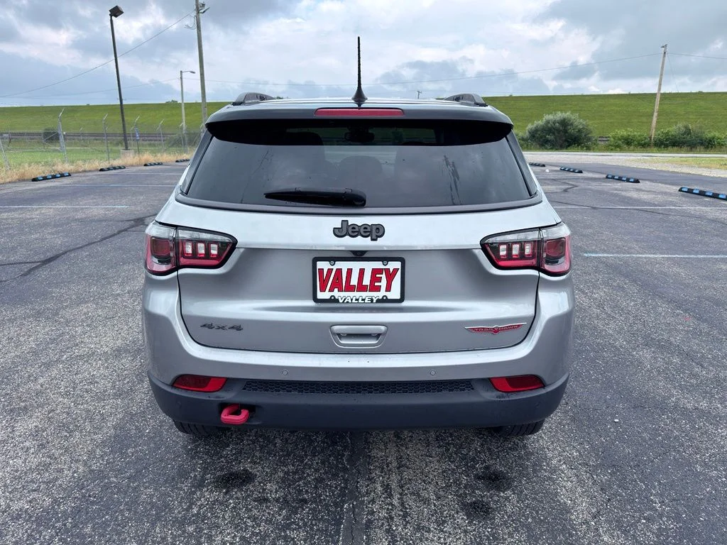 Used 2021 Silver Jeep Trailhawk image 8