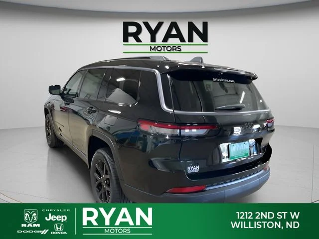 New 2026 Diamond Black Crystal Pearl-Coat Exterior Paint Jeep Laredo image 5