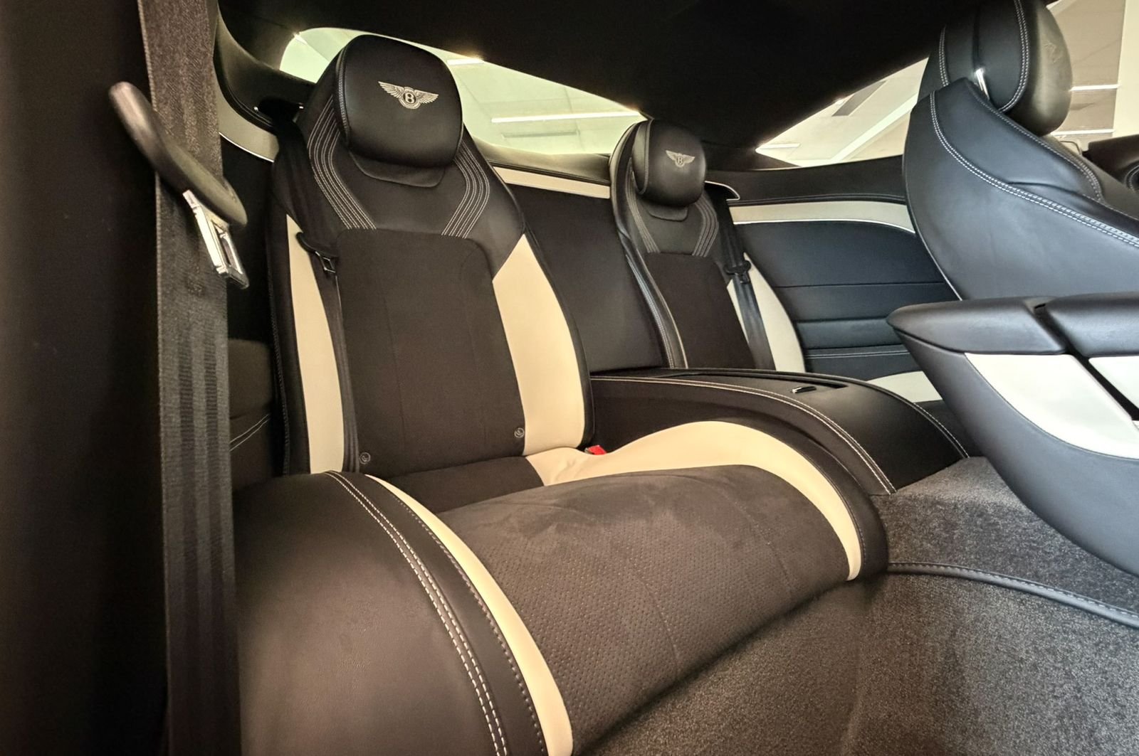 Used 2023 White Bentley V8 S image 32