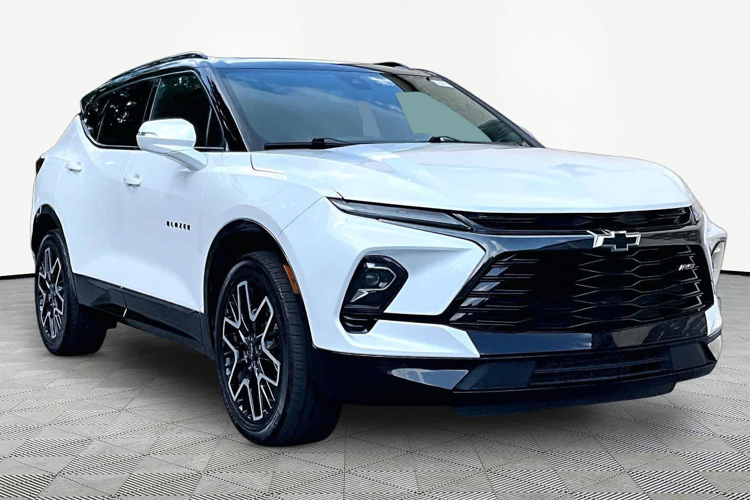 Used 2023 Iridescent Pearl Tricoat Chevrolet RS image 3