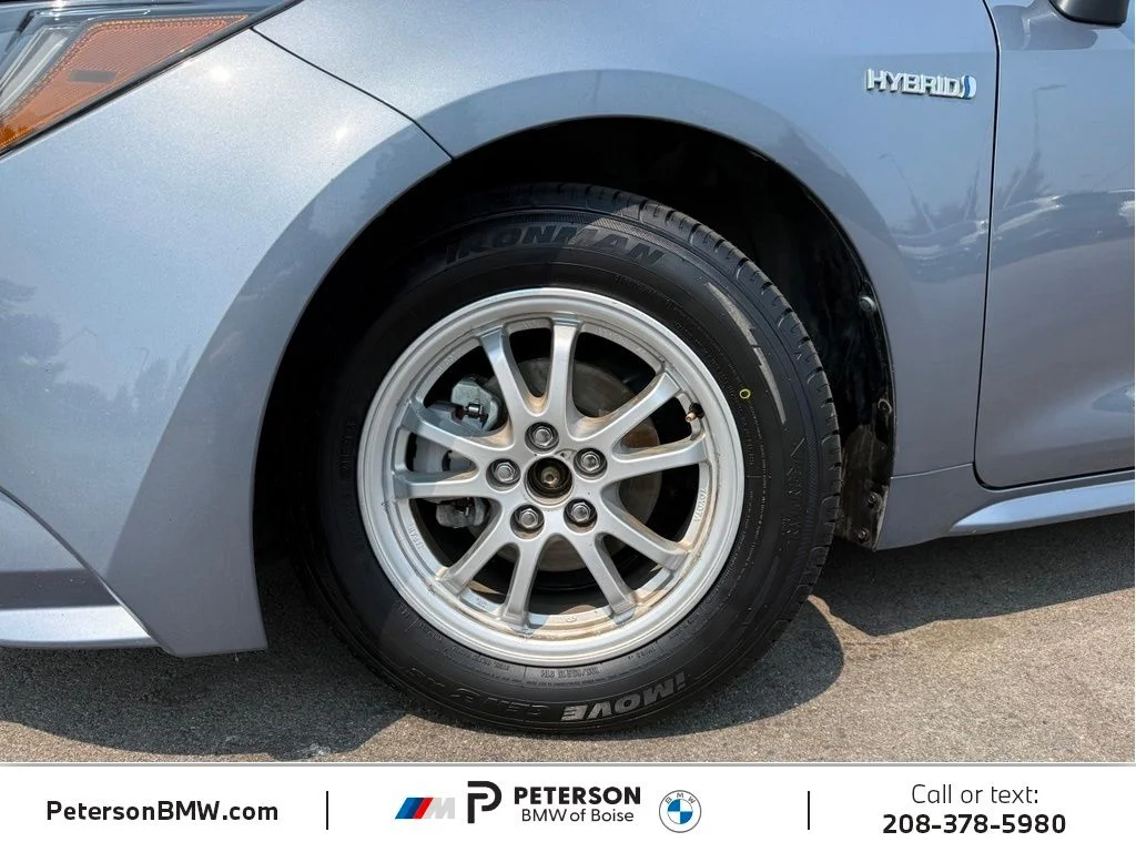 Used 2021  Toyota LE image 32