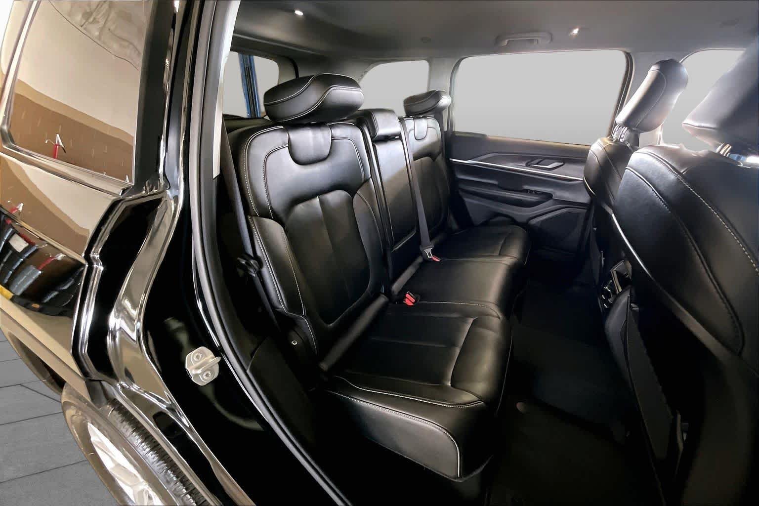 Used 2023 Diamond Black Crystal Pearlcoat Jeep Limited image 17