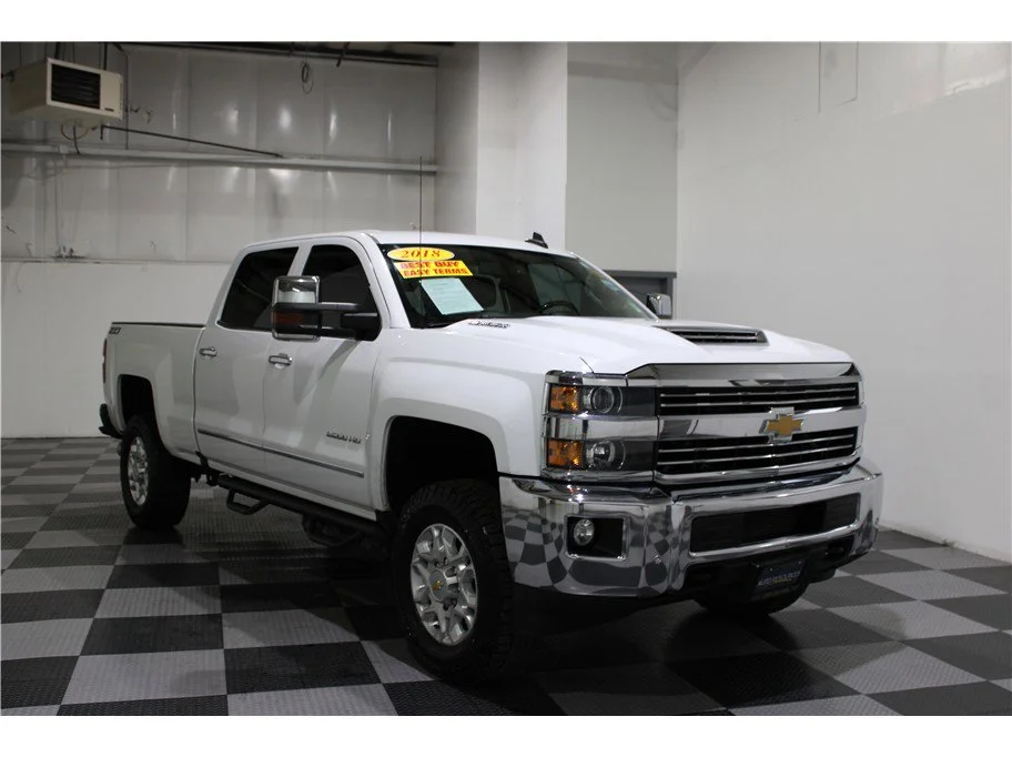 Used 2018 Summit White Chevrolet LTZ image 3