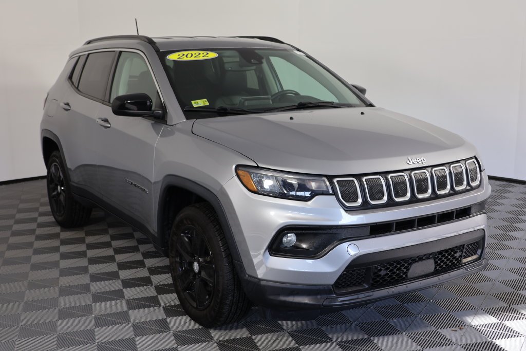 Used 2022 Silver Jeep Latitude image 1