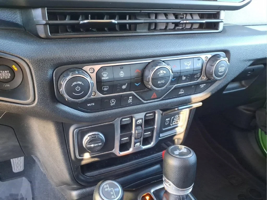 Used 2025 Green Jeep Sport S image 25