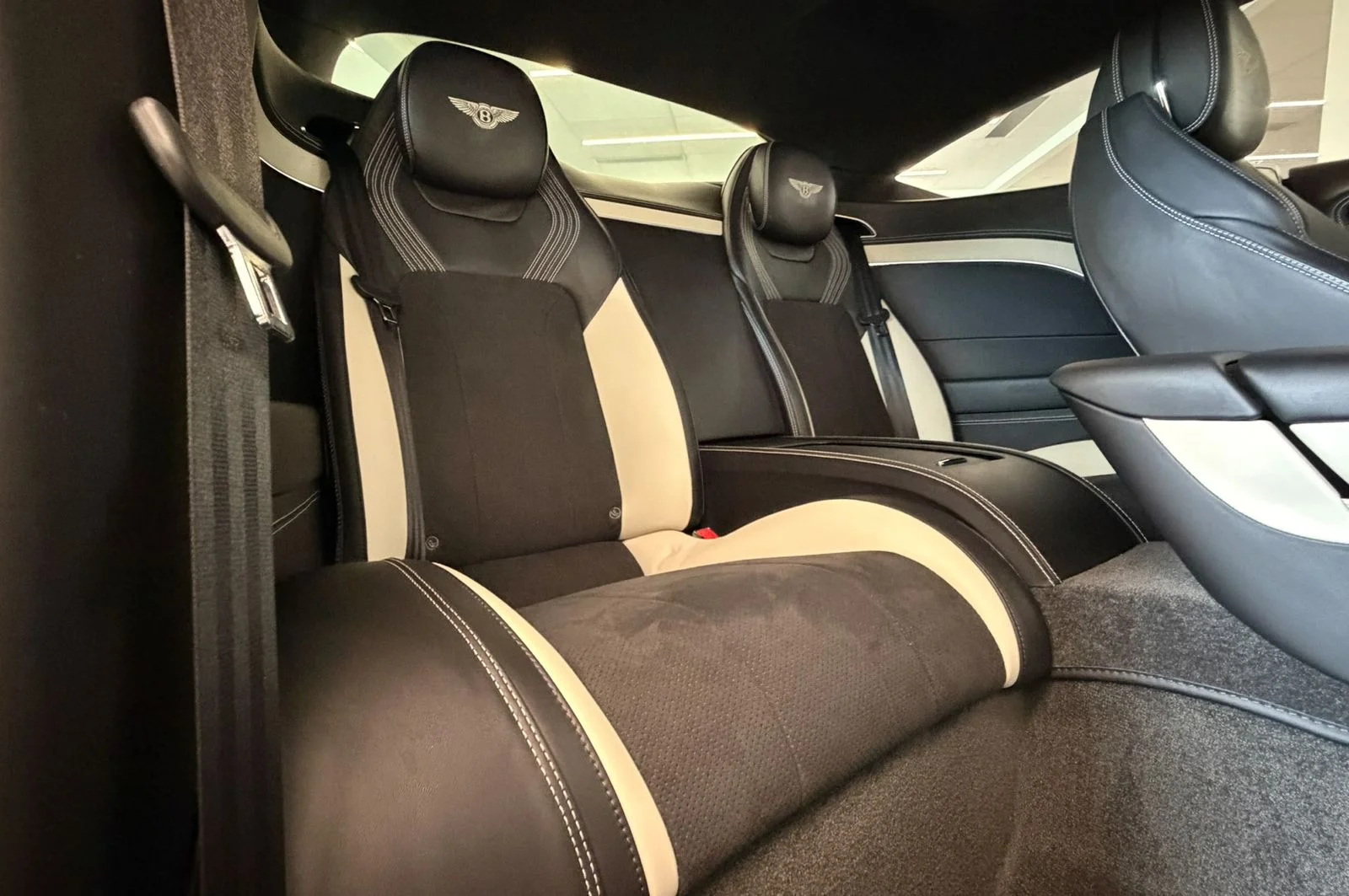 Used 2023 White Bentley V8 S image 32
