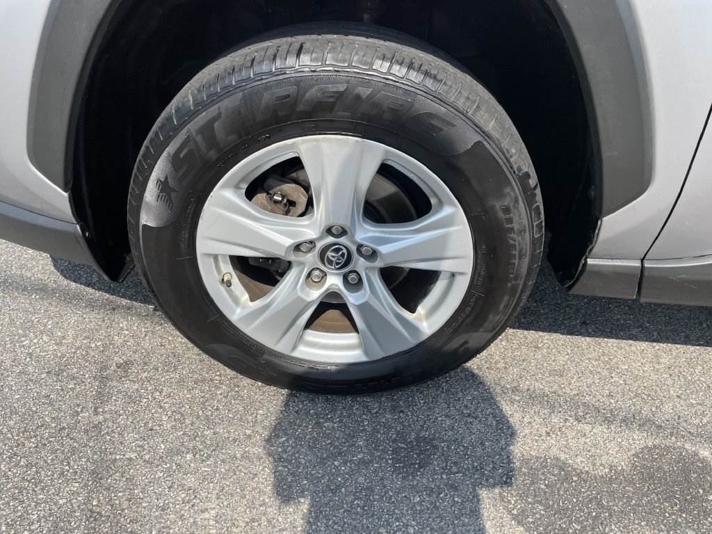 Used 2019 Silver Toyota XLE image 9