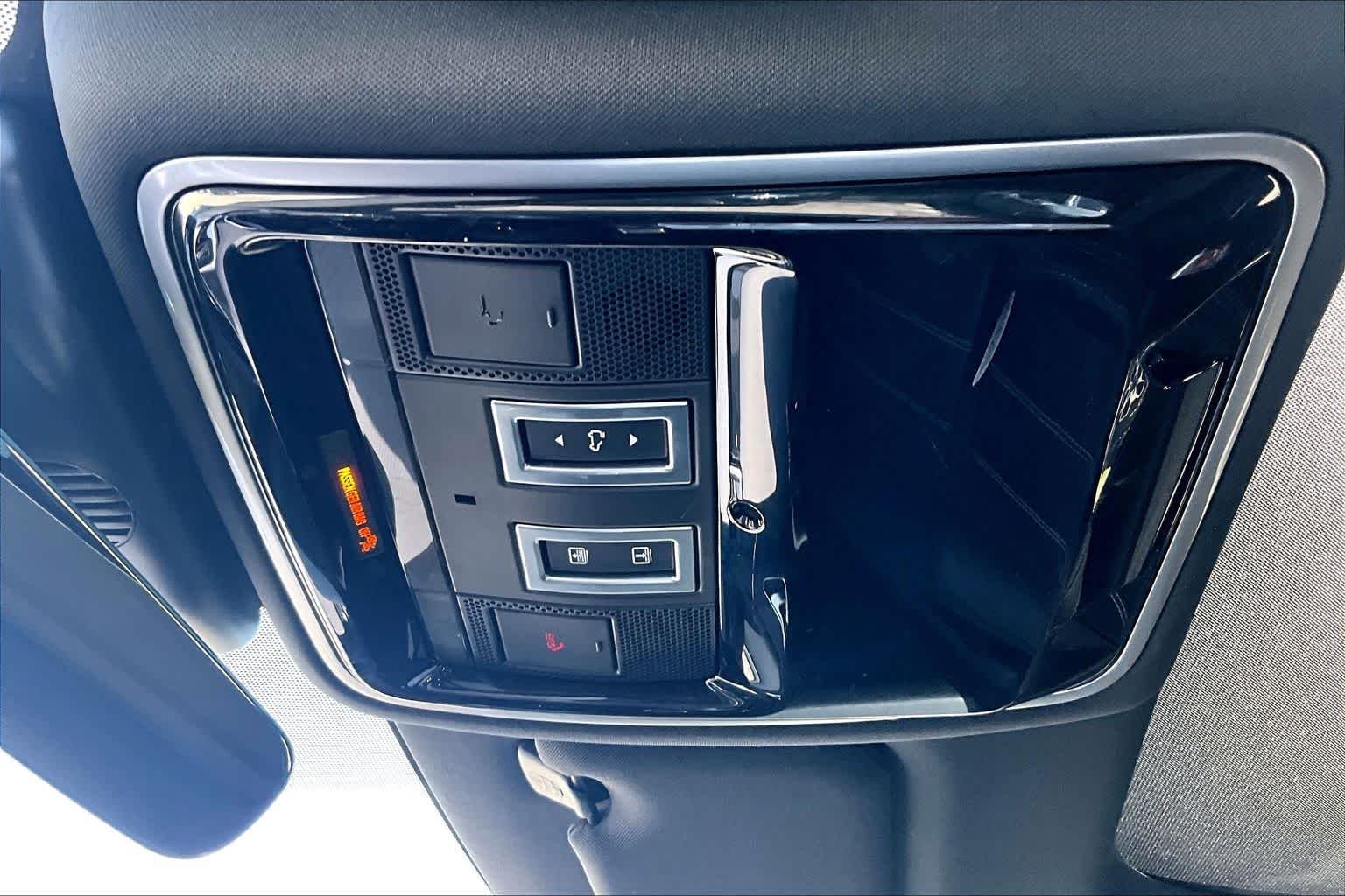 Used 2020  Land Rover R-Dynamic S image 32