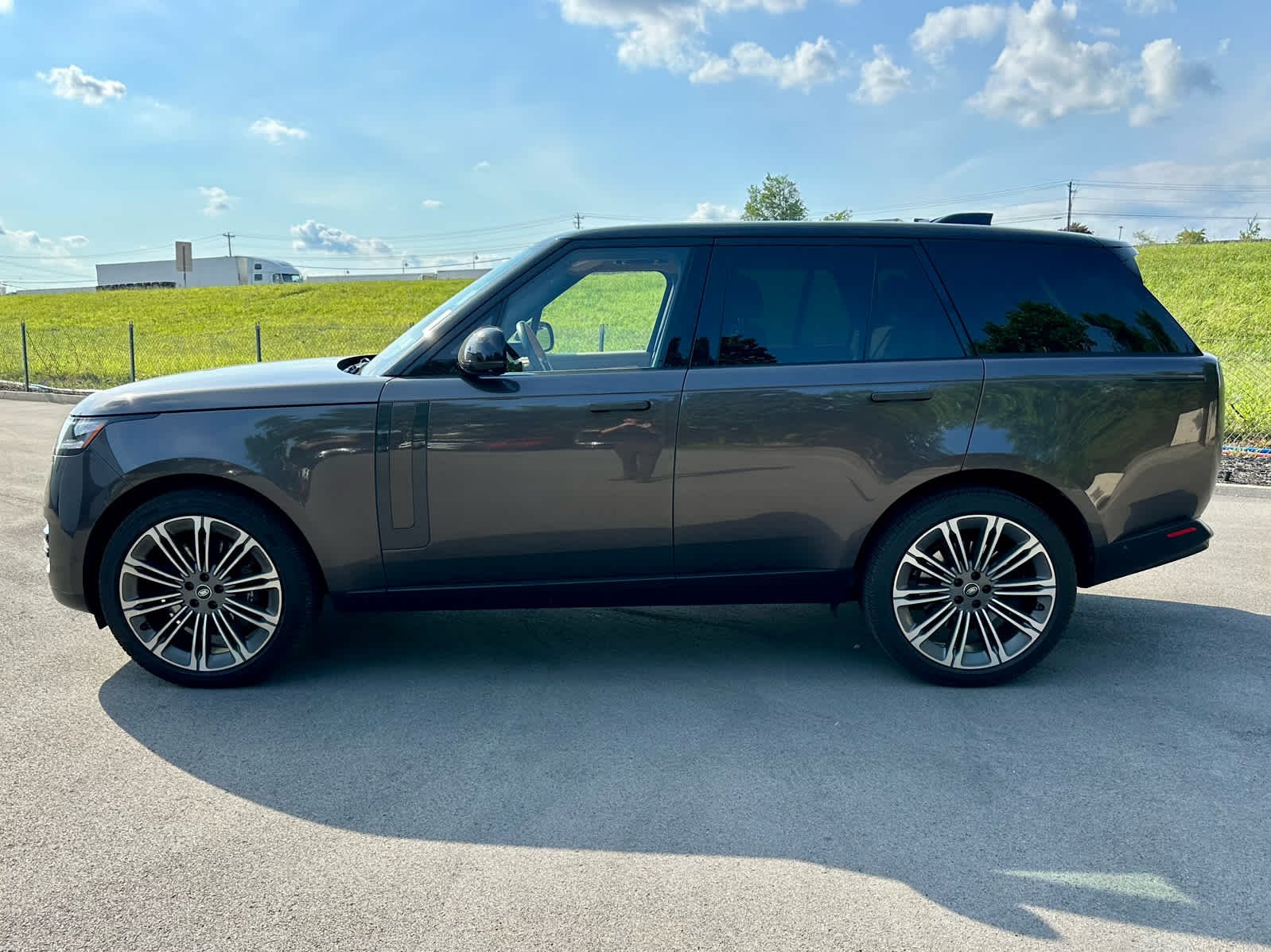 Used 2025 Charente Grey Premium Metallic Land Rover SE image 8