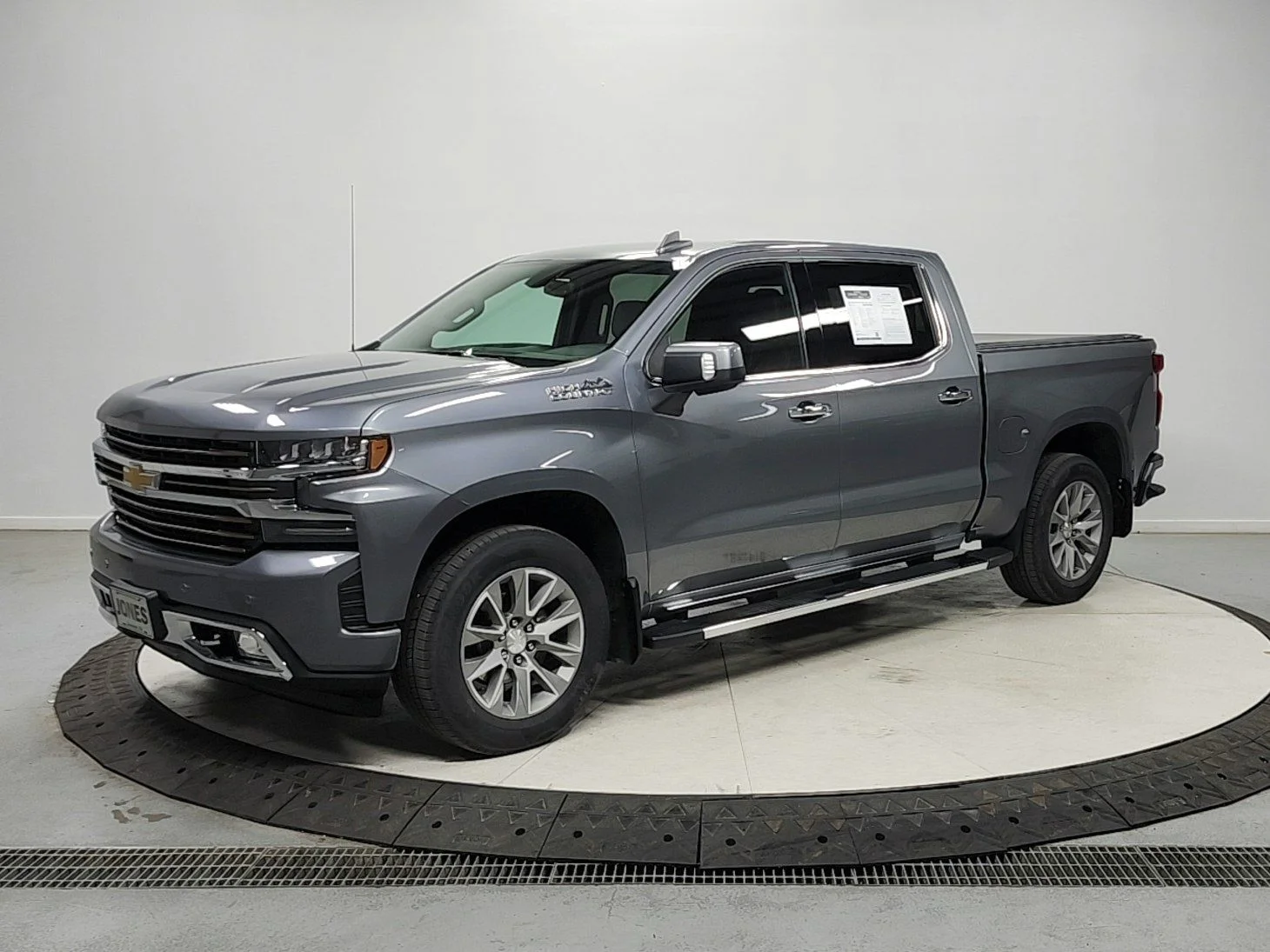 Used 2022 Gray Chevrolet High Country image 3