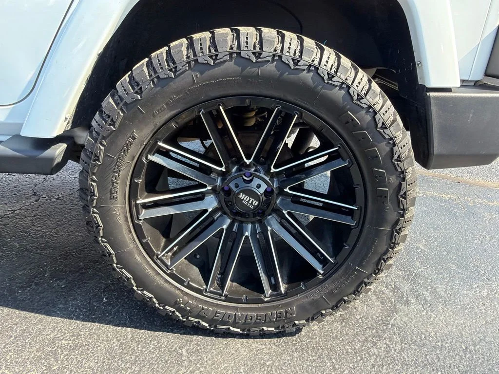 Used 2015 White Jeep Unlimited Sahara image 10