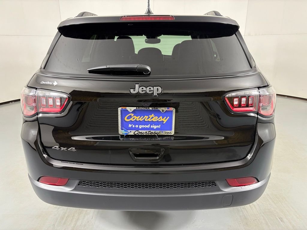 New 2026 Diamond Black Crystal Pearl-Coat Exterior Paint Jeep Latitude image 7