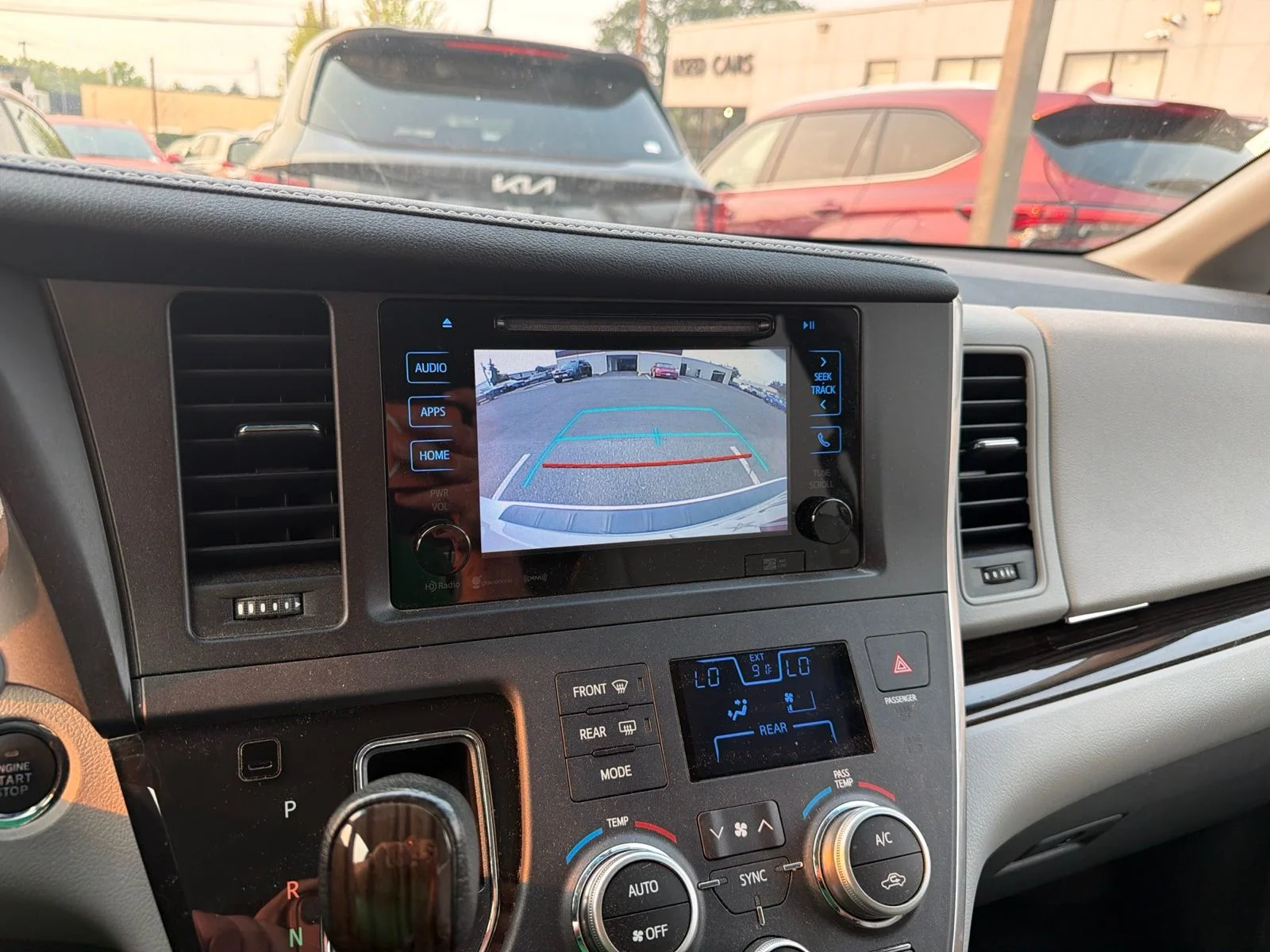 Used 2017  Toyota XLE Premium 7 Passenger image 9