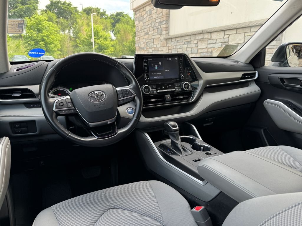 2021 Toyota Highlander LE - Photo 24