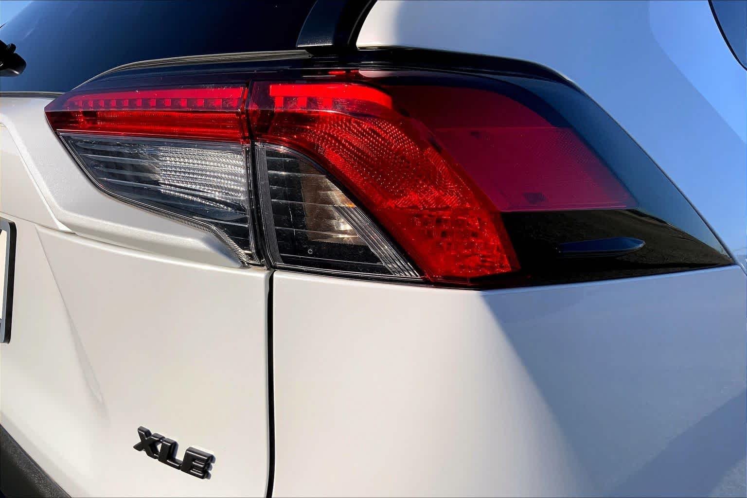 Used 2025 Wind Chill Pearl Toyota XLE Premium image 10