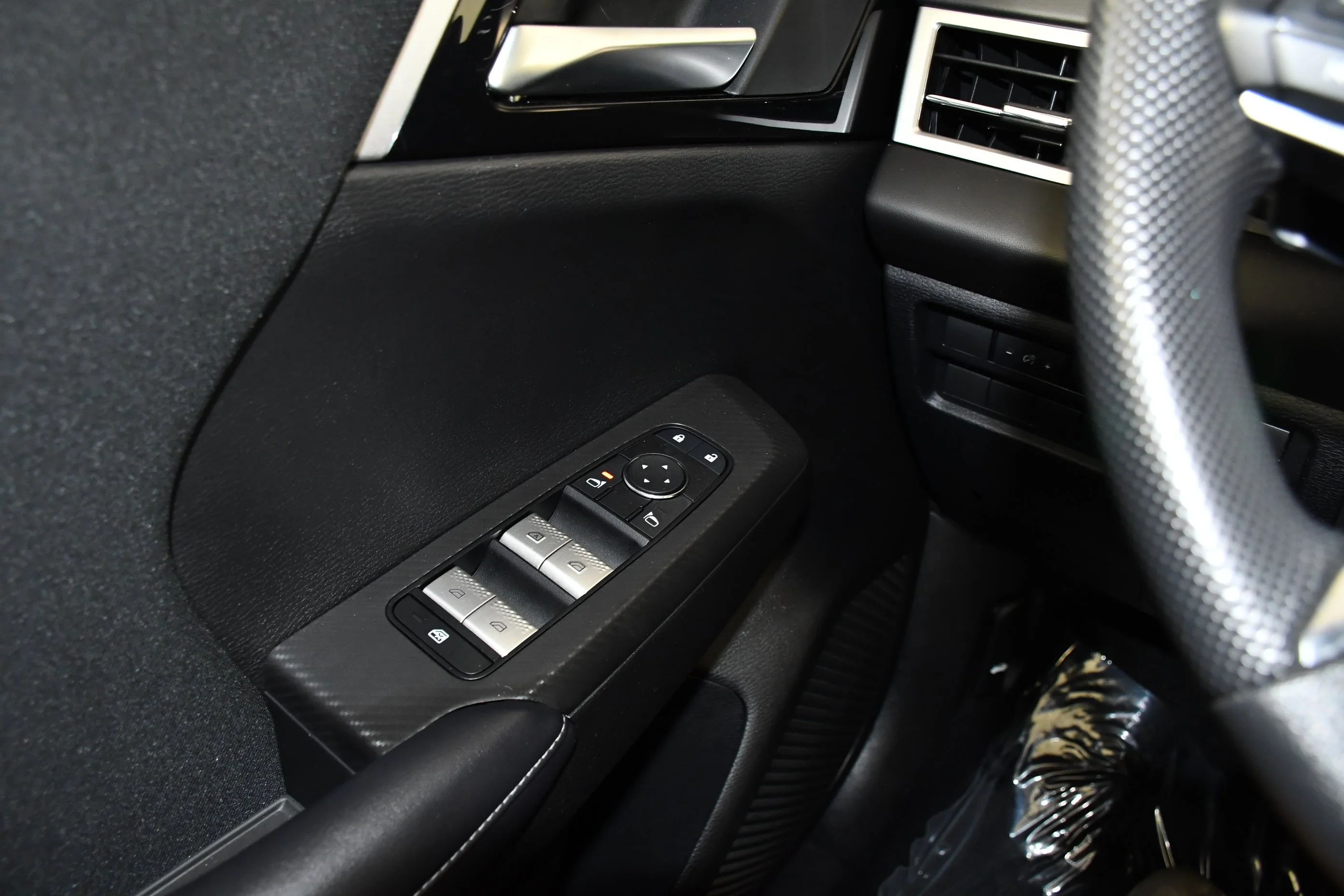 Certified Used 2025 Labrador Black Pearl Mitsubishi ES image 31