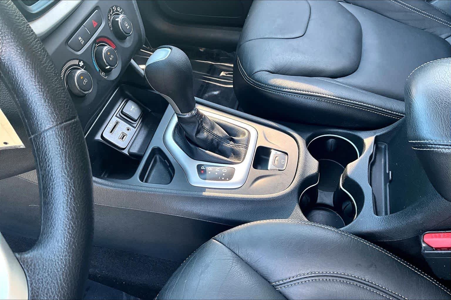 Used 2015 Cashmere Pearlcoat Jeep Sport image 17