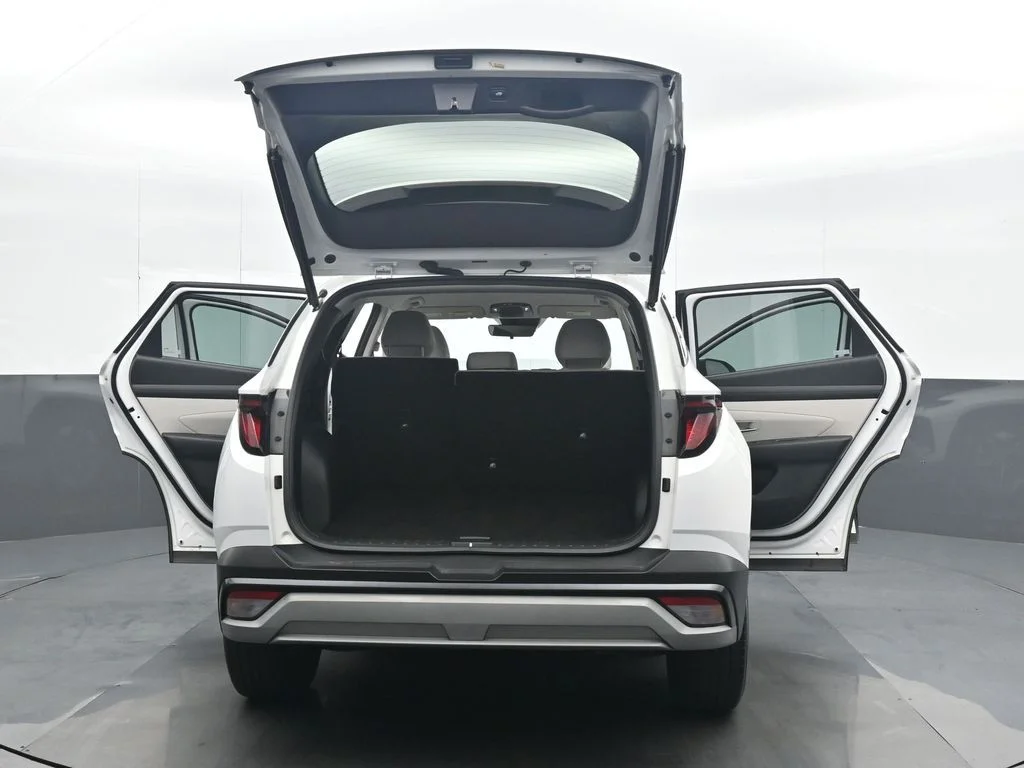 Used 2025 White Hyundai SEL image 35