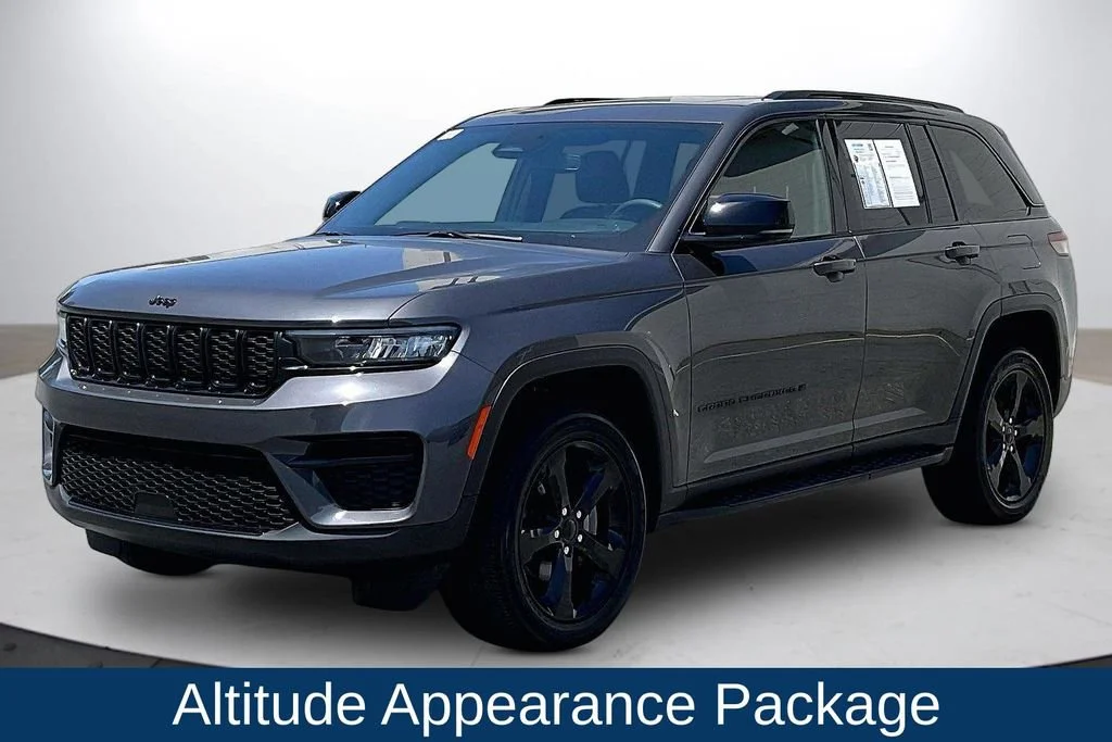Used 2023 Gray Jeep Altitude 4x4 image 4